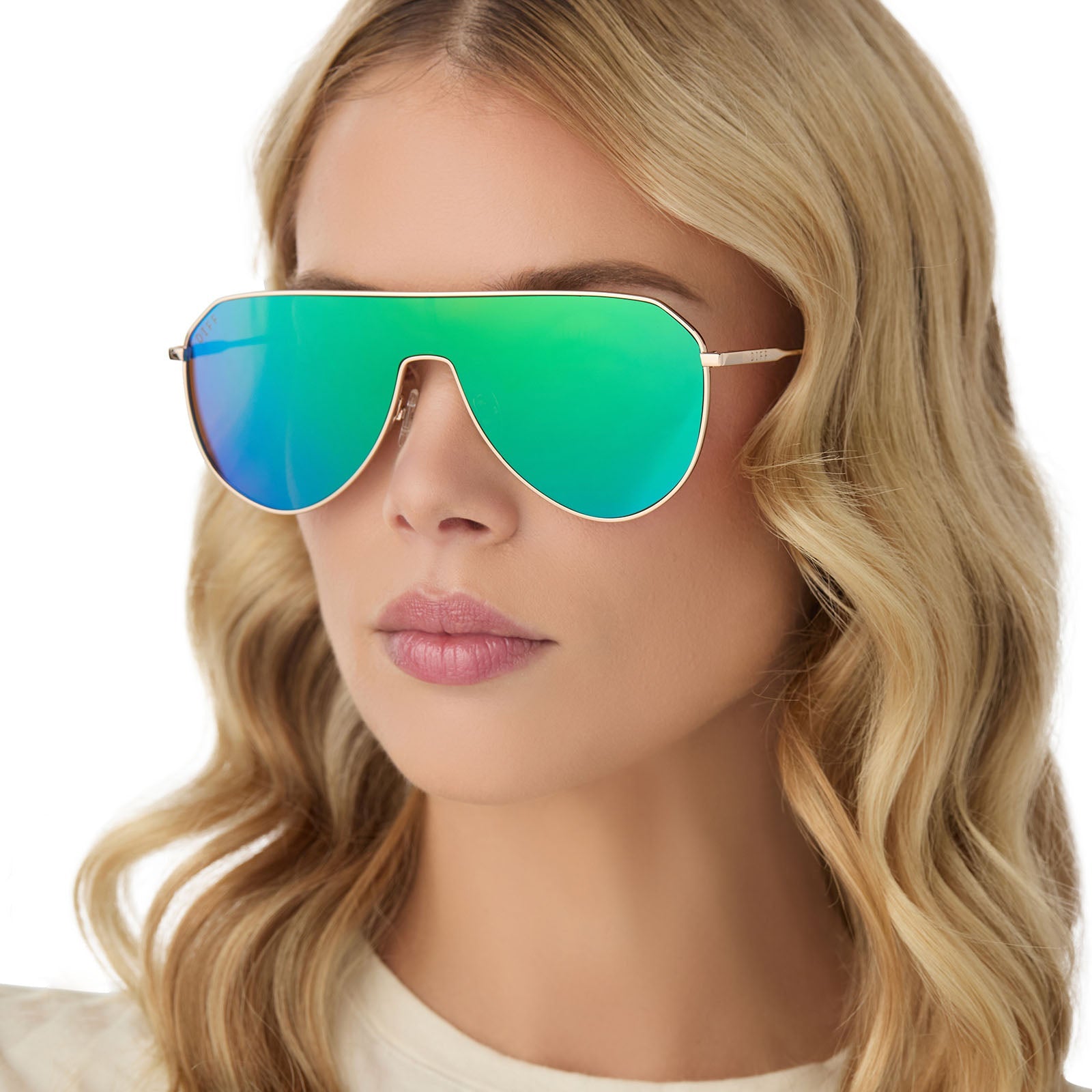 on model - female wearing diff eyewear dash shield oversized sunglasses with a gold metal frame and green mirror lenses front view