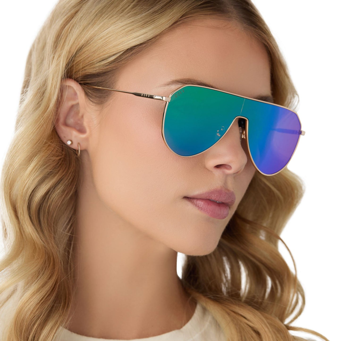 on model - female wearing diff eyewear dash shield oversized sunglasses with a gold metal frame and green mirror lenses side view