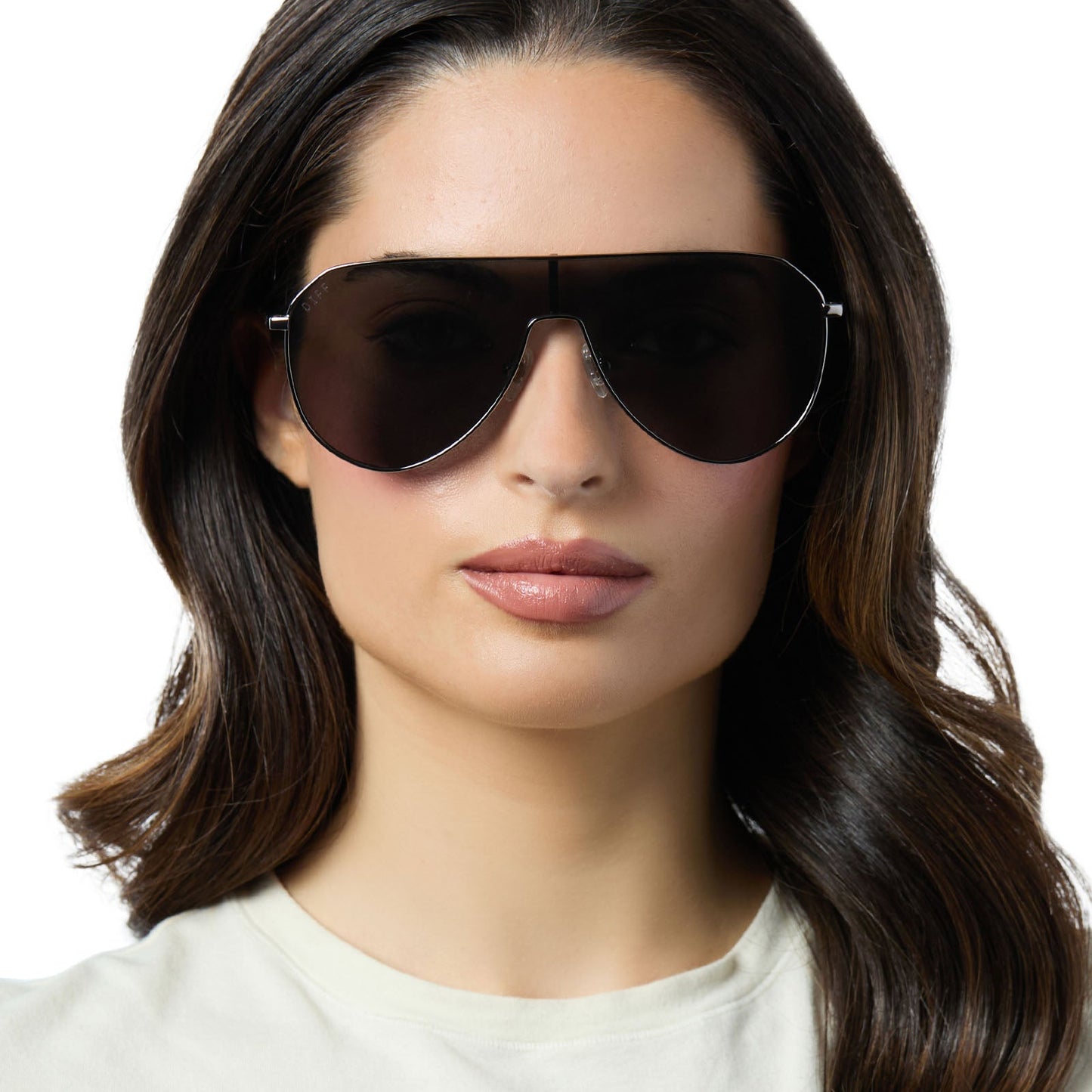 on model - female wearing diff eyewear dash shield oversized sunglasses with a gunmetal metal frame and grey lenses front view