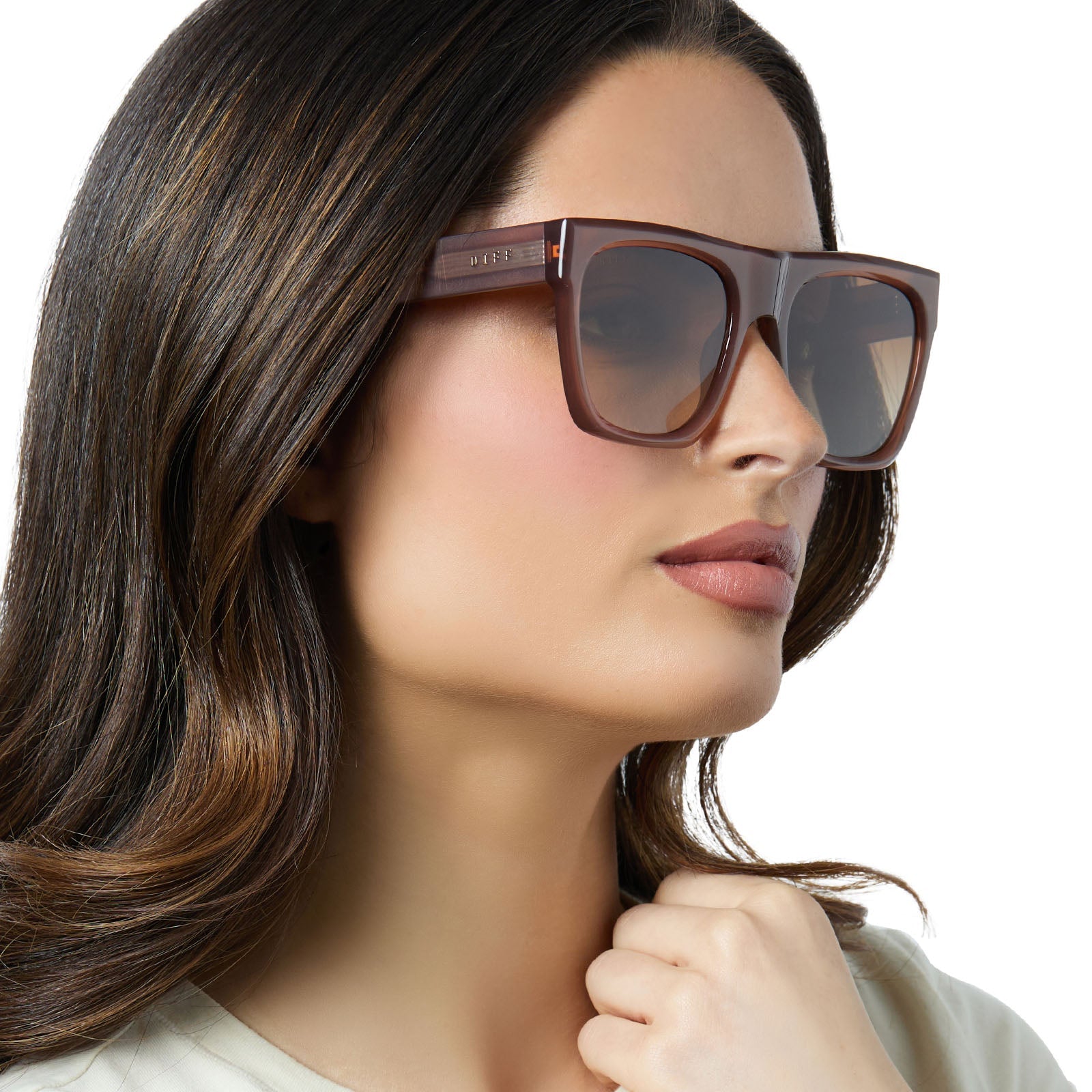 on model - female wearing diff eyewear easton oversized square sunglasses with a macchiato brown acetate frame and brown gradient polarized lenses side view