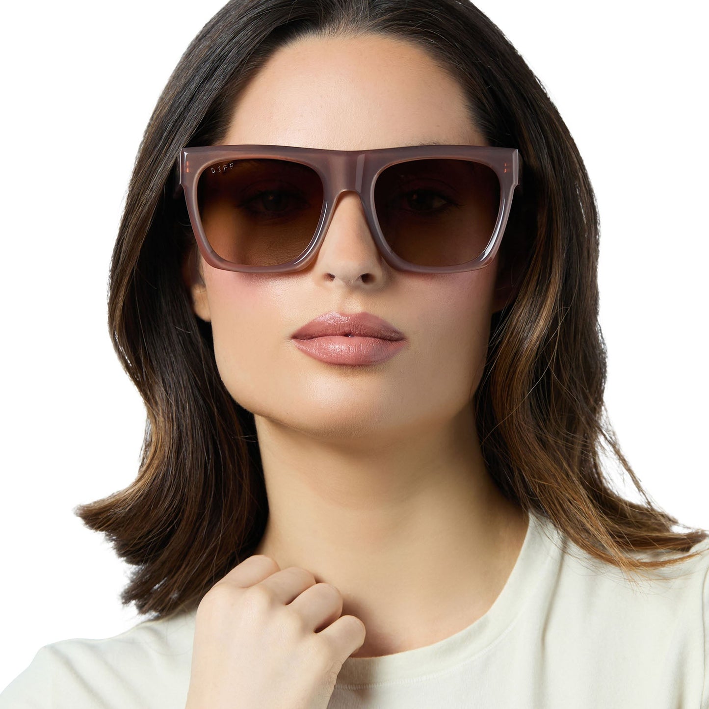 on model - female wearing diff eyewear easton oversized square sunglasses with a macchiato brown acetate frame and brown gradient polarized lenses front view