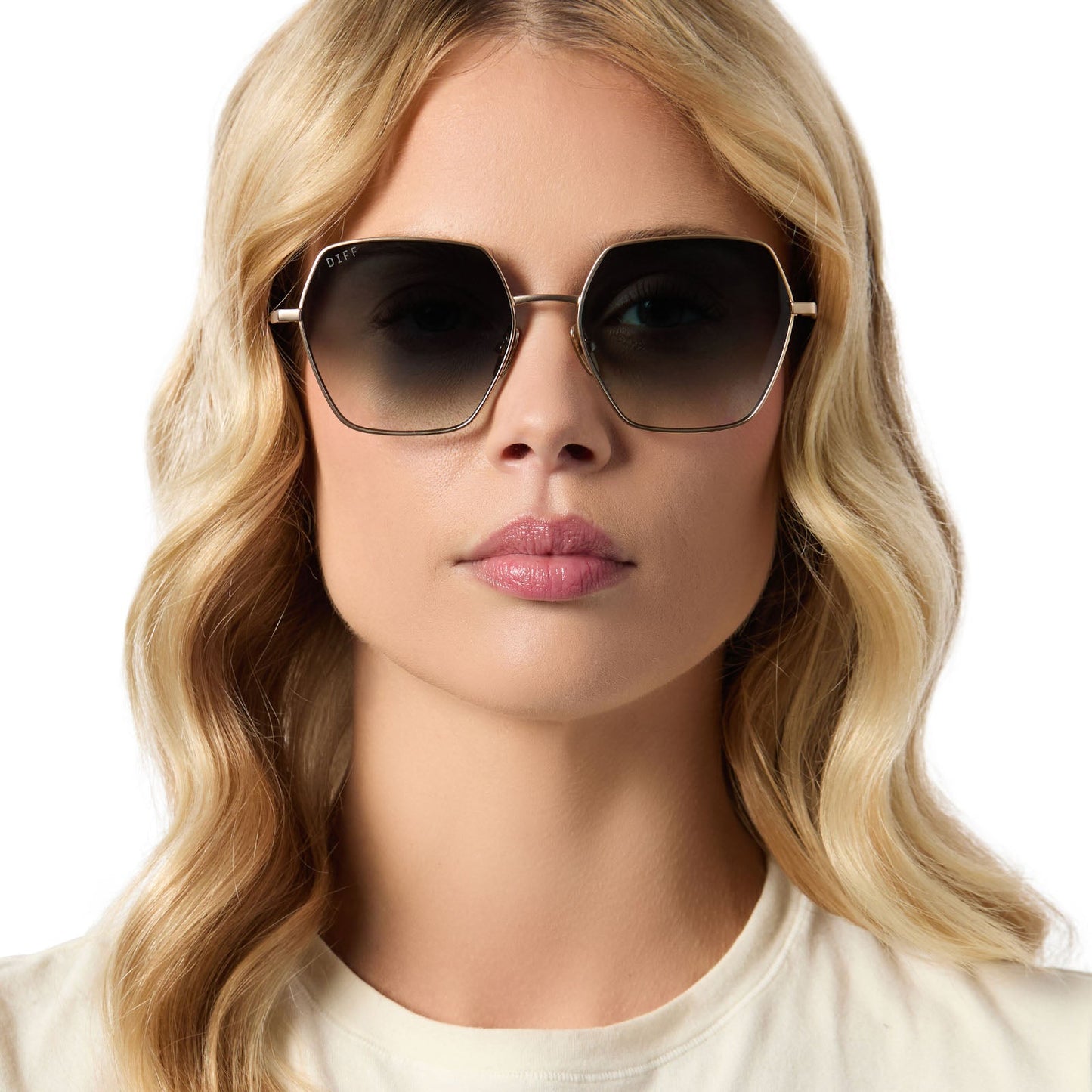 on model - female wearing diff eyewear harlowe oversized square sunglasses with a matte gold metal frame and g15 gradient lenses front view