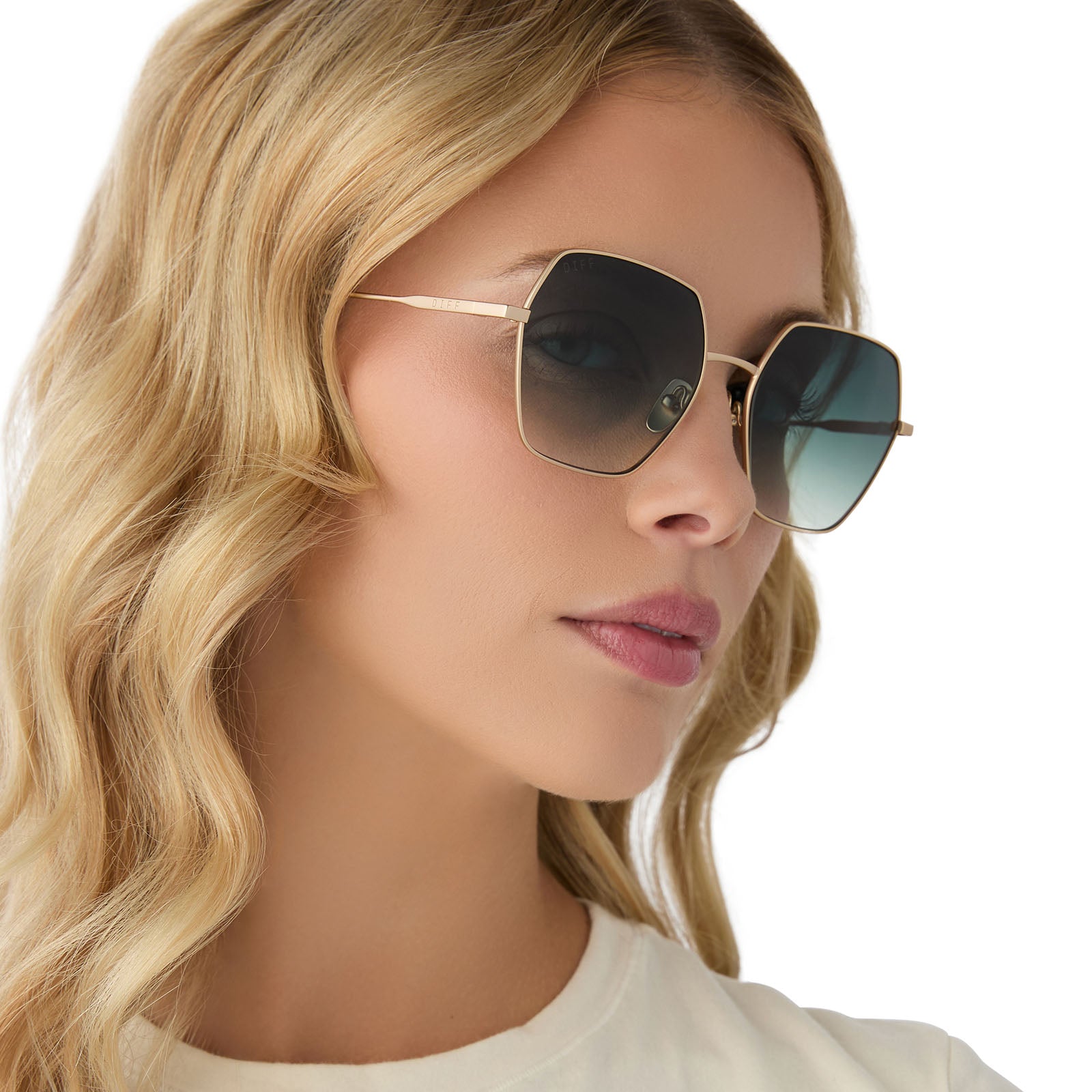 on model - female wearing diff eyewear harlowe oversized square sunglasses with a matte gold metal frame and g15 gradient lenses angled view