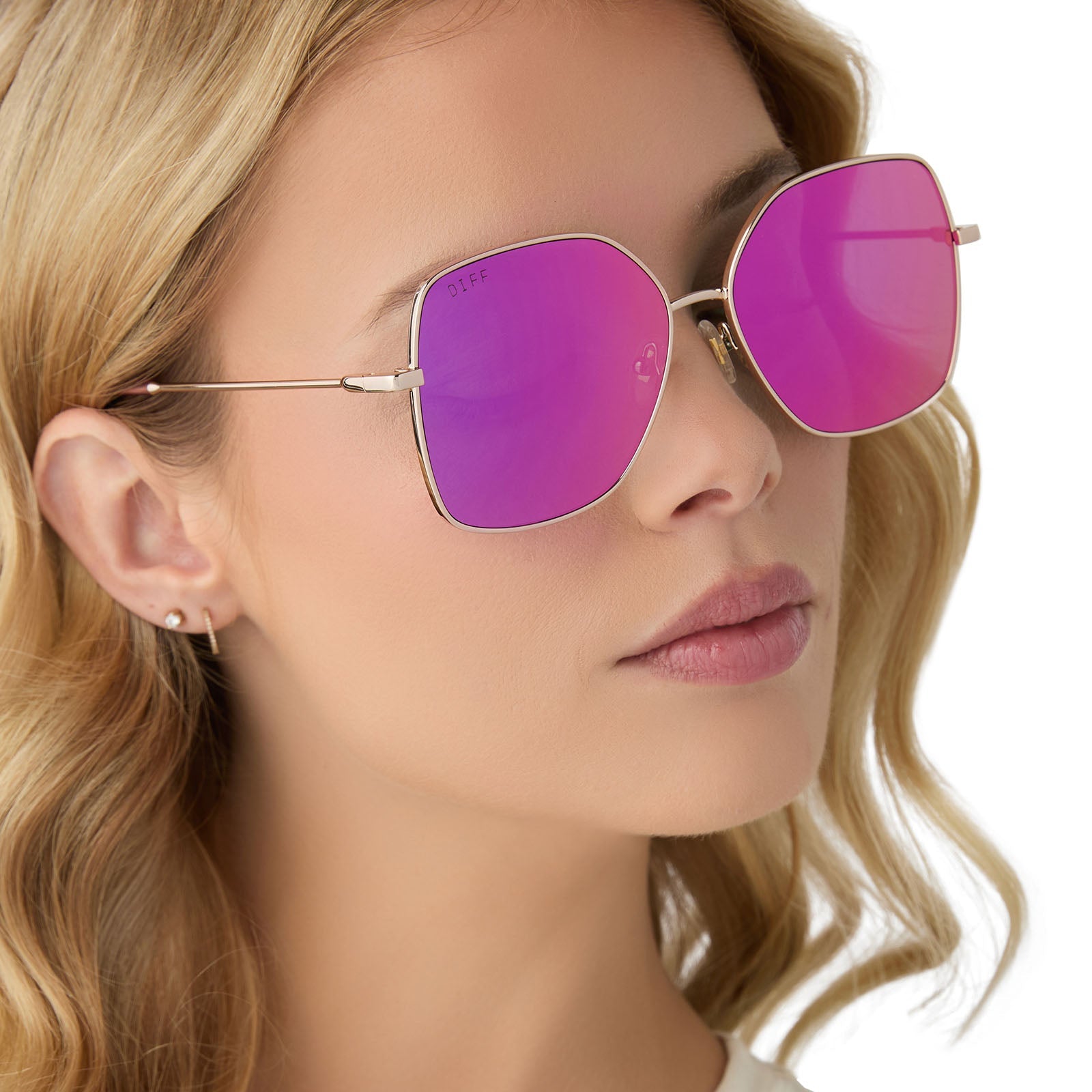 on model - female wearing diff eyewear iris square sunglasses with a gold metal frame and pink rush mirror lenses side view