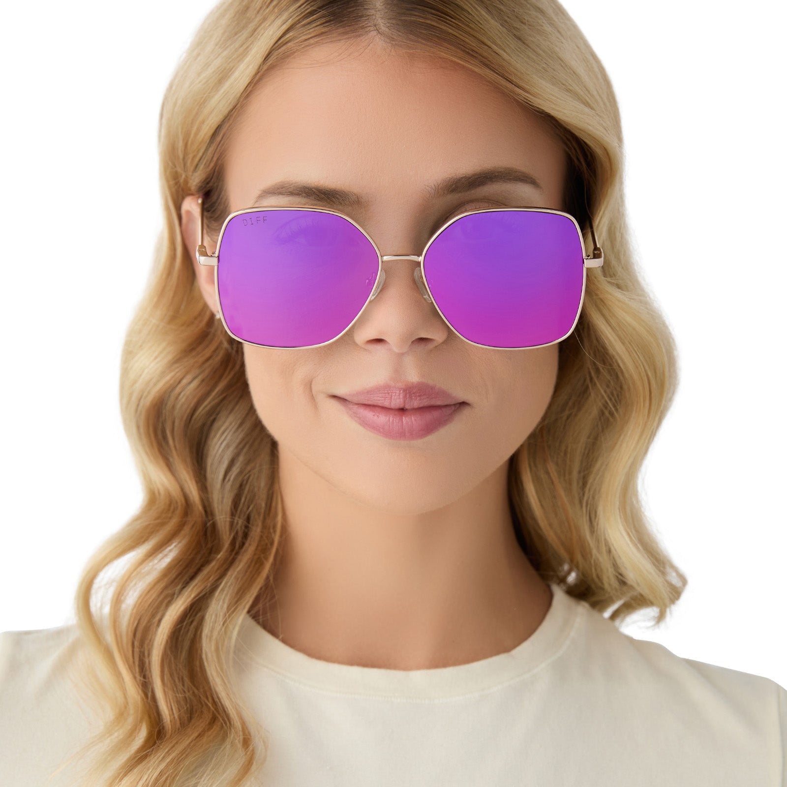 on model - female wearing diff eyewear iris square sunglasses with a gold metal frame and pink rush mirror lenses front view