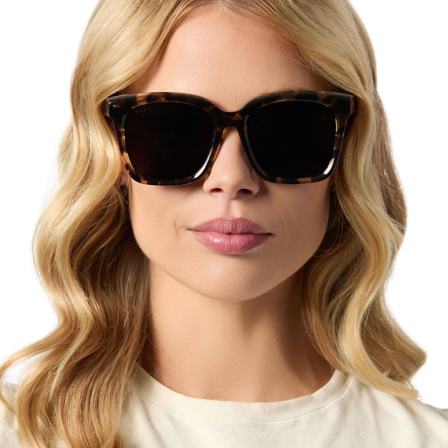 on model - female wearing diff eyewear meredith square sunglasses with a espresso tortoise acetate frame and brown polarized lenses front view