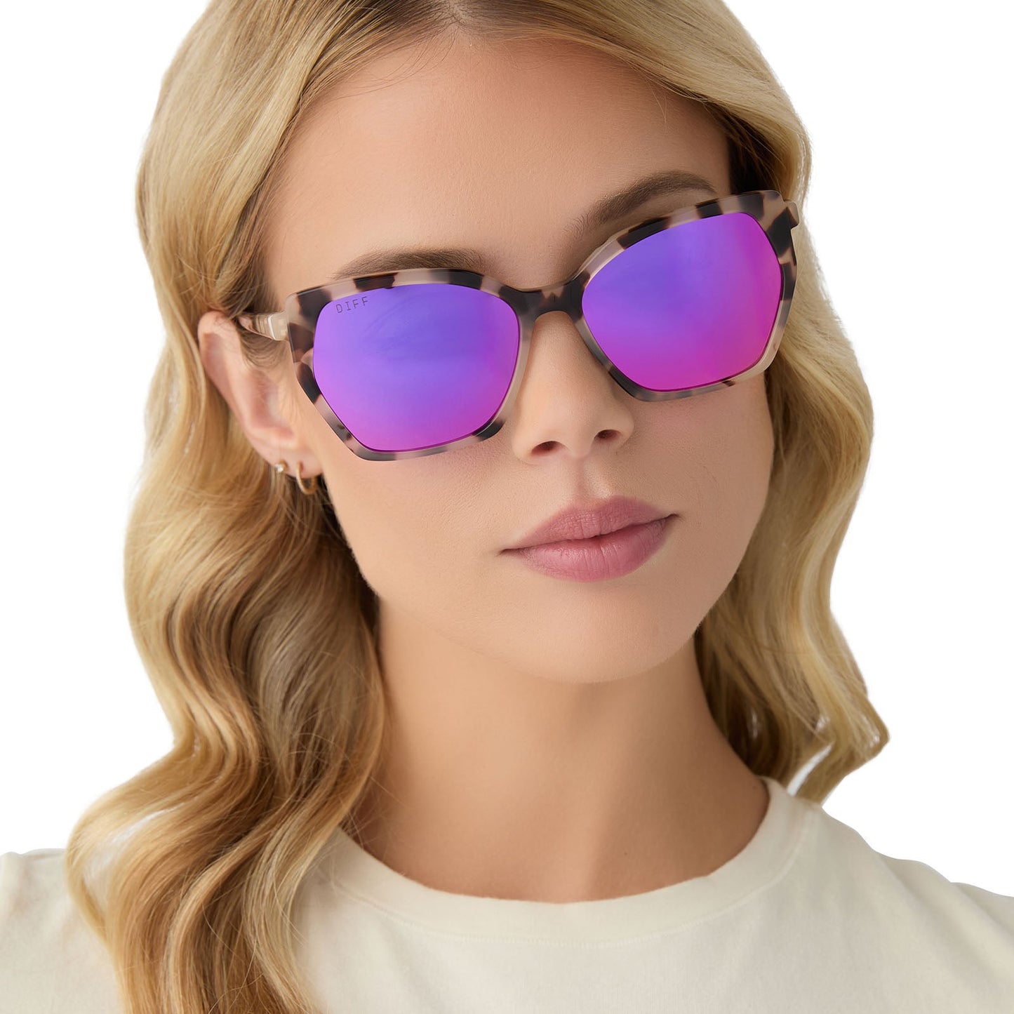 on model - female wearing diff eyewear vera square oversized sunglasses with a cream tortoise acetate frame and pink rush mirror lenses front view