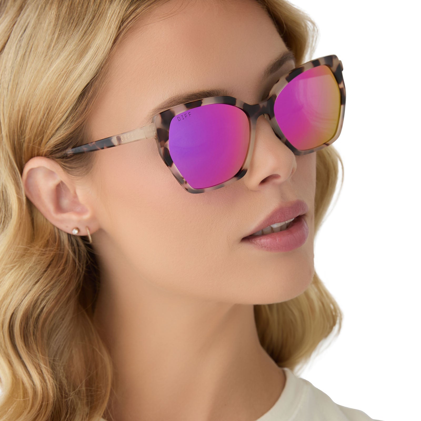 on model - female wearing diff eyewear vera square oversized sunglasses with a cream tortoise acetate frame and pink rush mirror lenses angled view