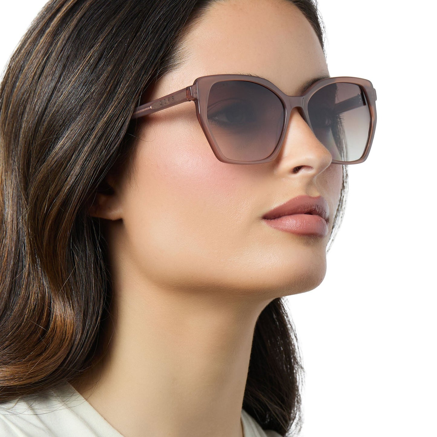 on model - female wearing diff eyewear vera square oversized sunglasses with a macchiato brown acetate frame and brown gradient lenses angled view