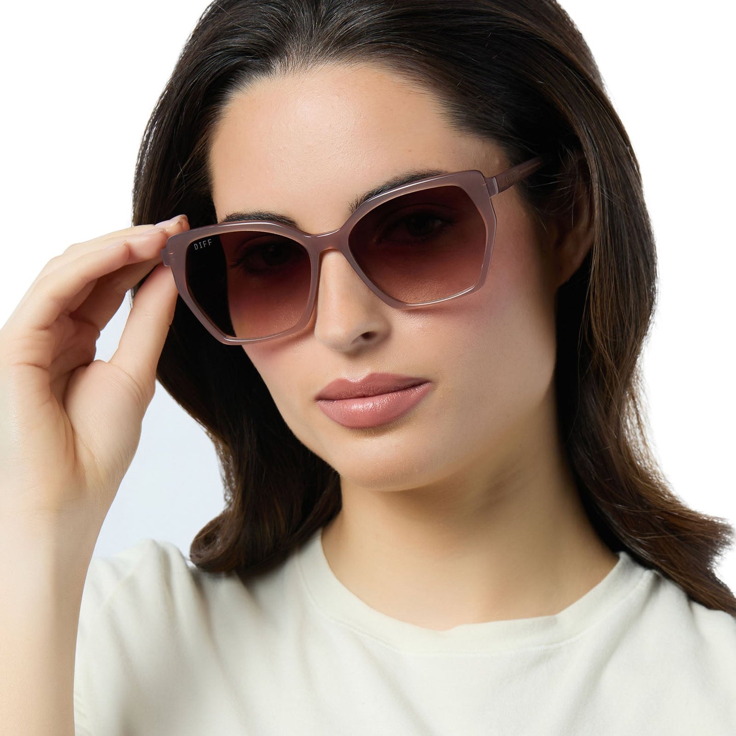 on model - female wearing diff eyewear vera square oversized sunglasses with a macchiato brown acetate frame and brown gradient lenses front view