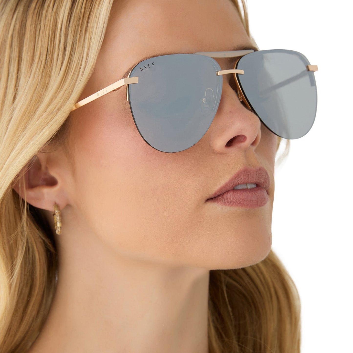 on model - female wearing diff eyewear featuring the tahoe aviator sunglasses with a gold frame and silver chrome mirror lenses angled view