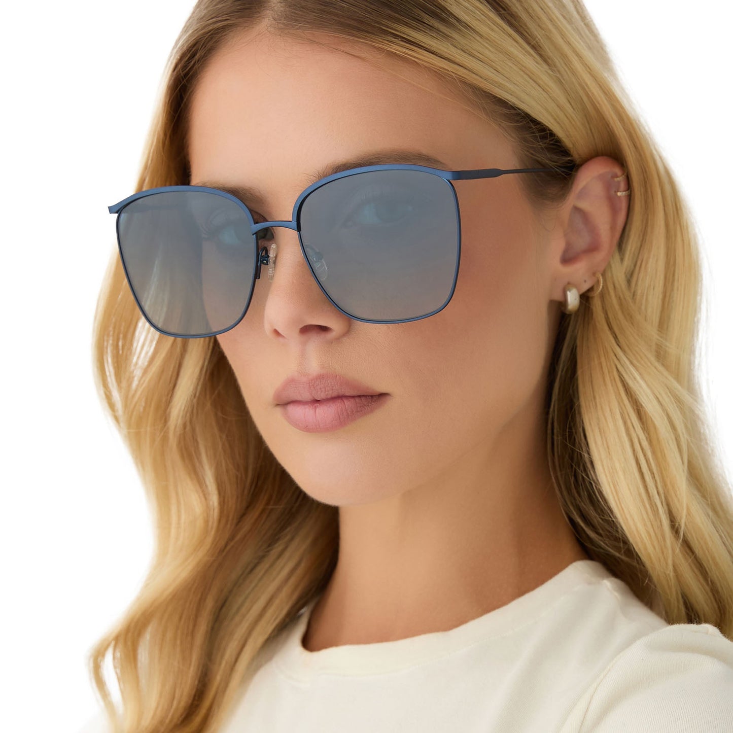 on model - female wearing diff eyewear featuring the vittoria square sunglasses with a deep navy metal frame and aegean blue flash polarized lenses angled view