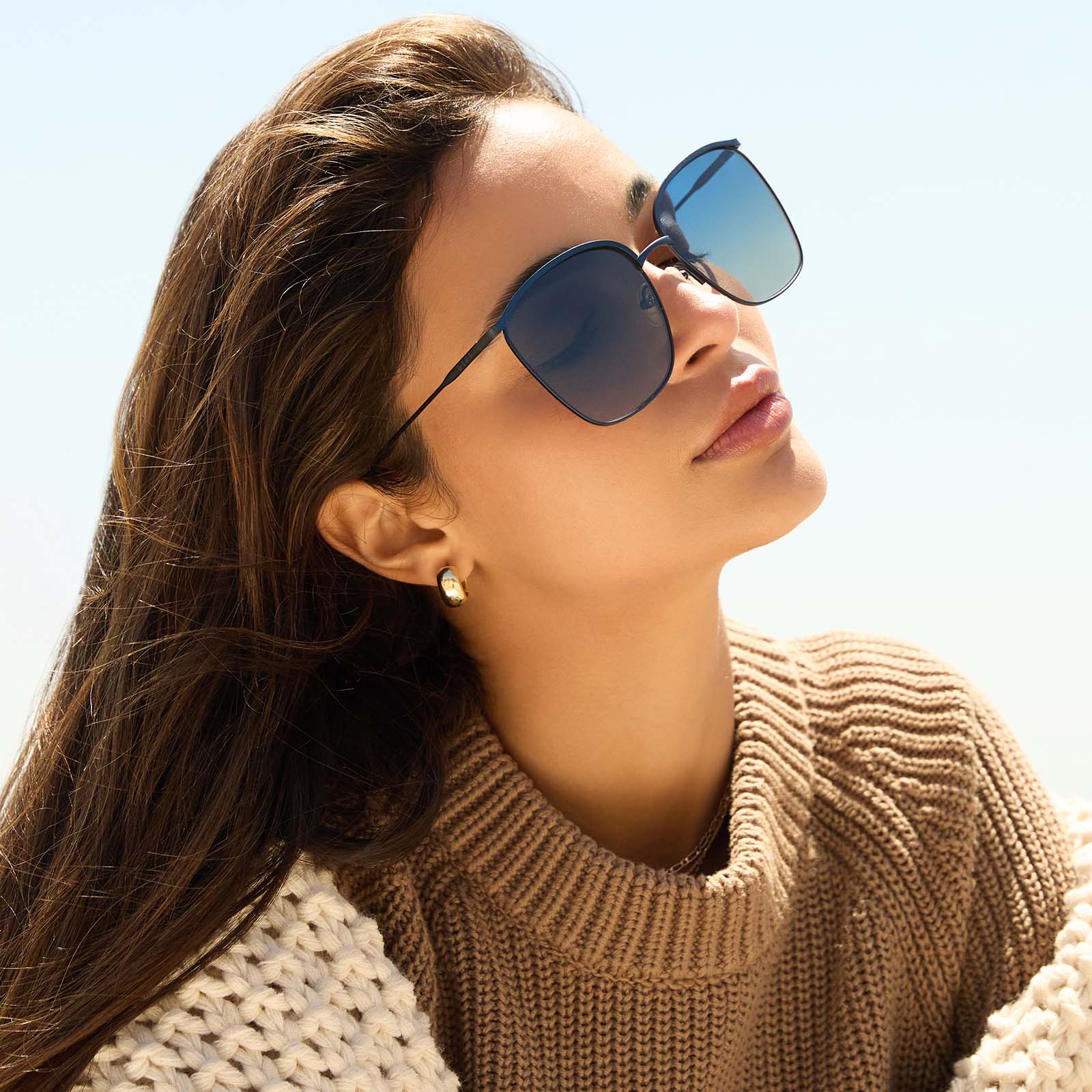 on model - female wearing diff eyewear featuring the vittoria square sunglasses with a deep navy metal frame and aegean blue flash polarized lenses angled view