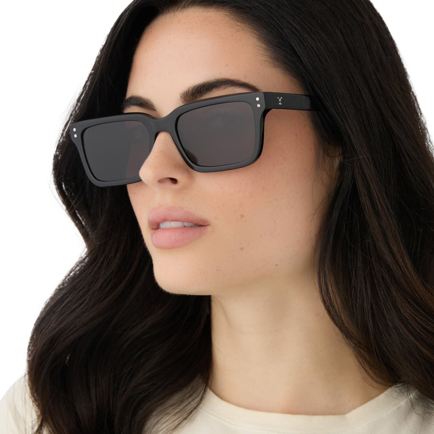 on model - female wearing diff eyewear yellowstone john dutton sunglasses black & grey angled view