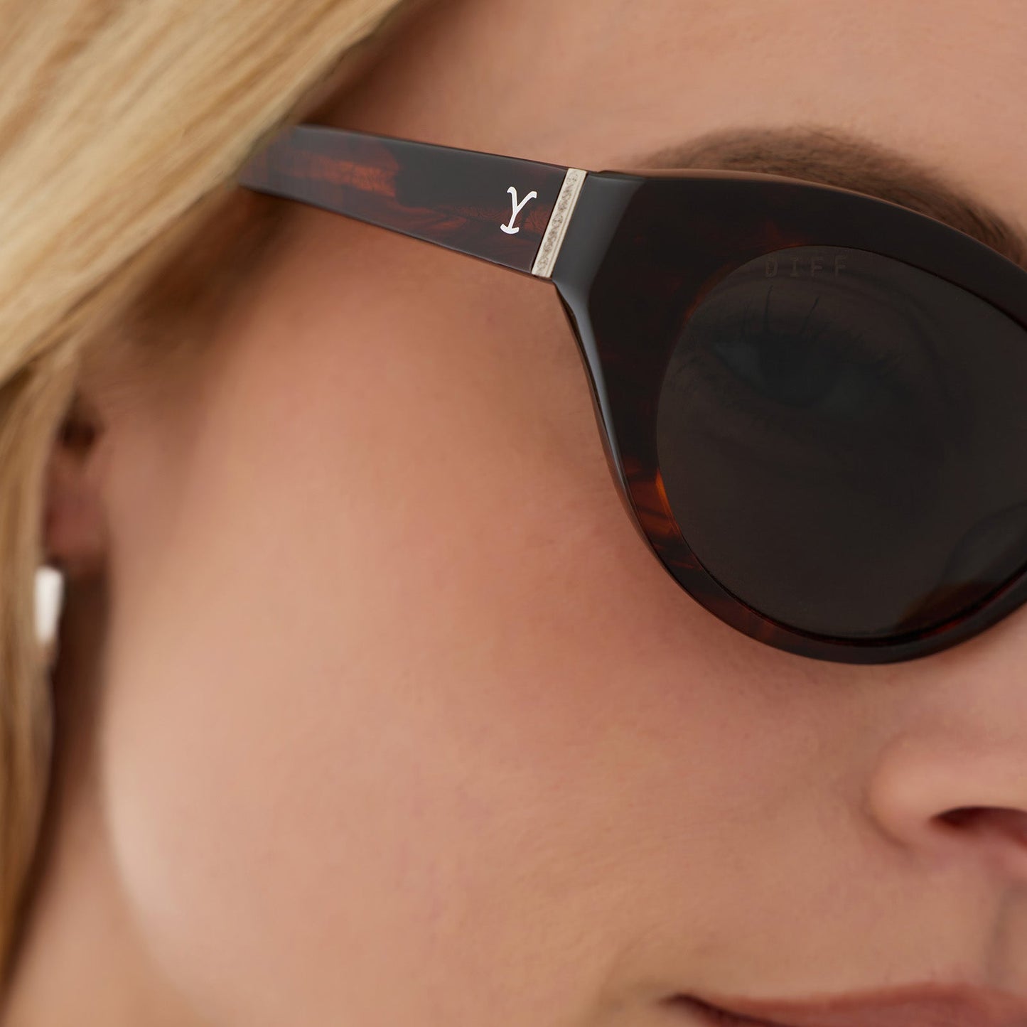 on model - blonde female wearing yellowstone x diff eyewear featuring the teeter round sunglasses with a western sequoia acetate frame and green g15 polarized lenses detailed view