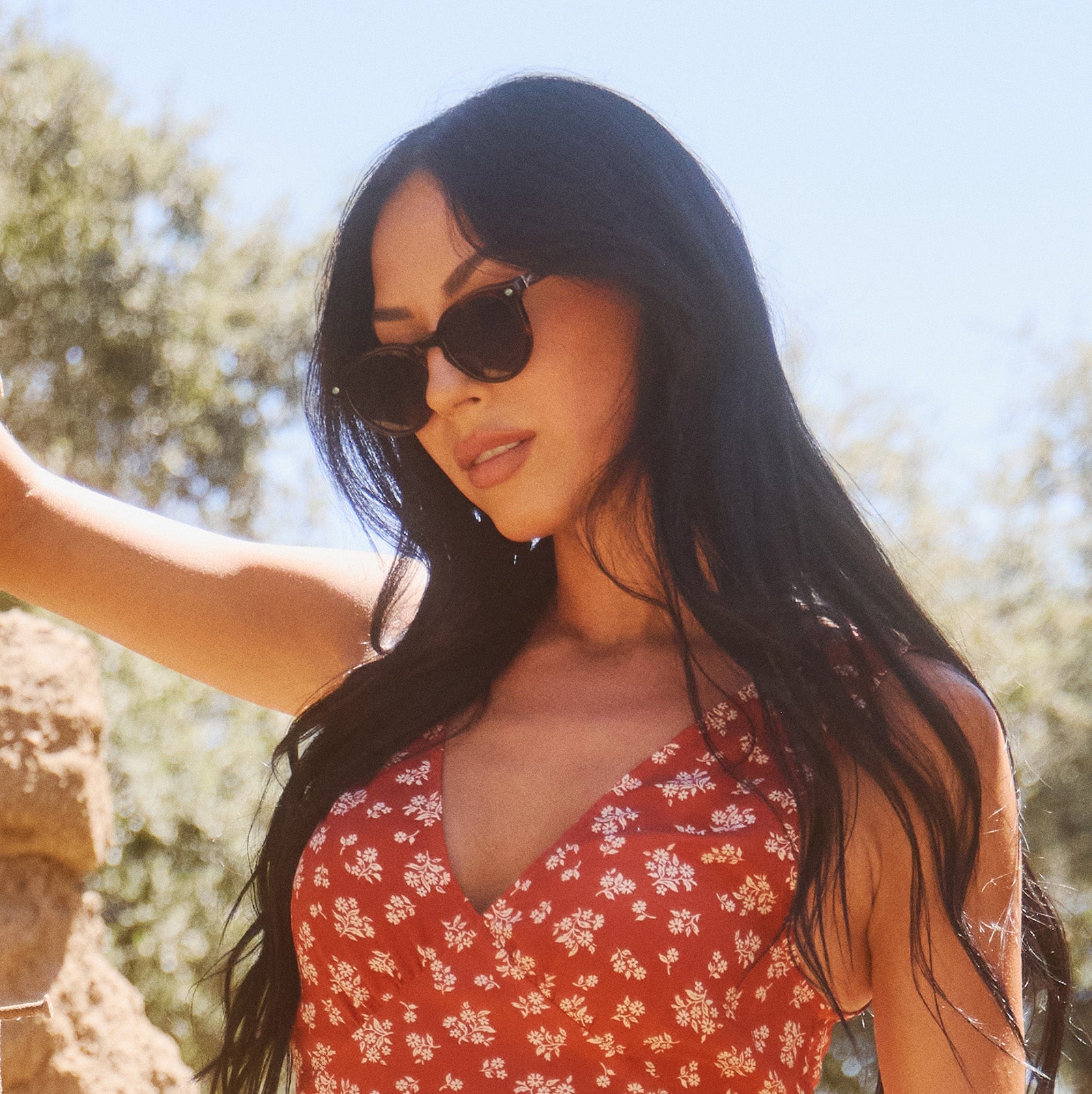 lifestyle - female wearing diff eyewear yellowstone beth sunglasses sequoia & blue green gradient front view