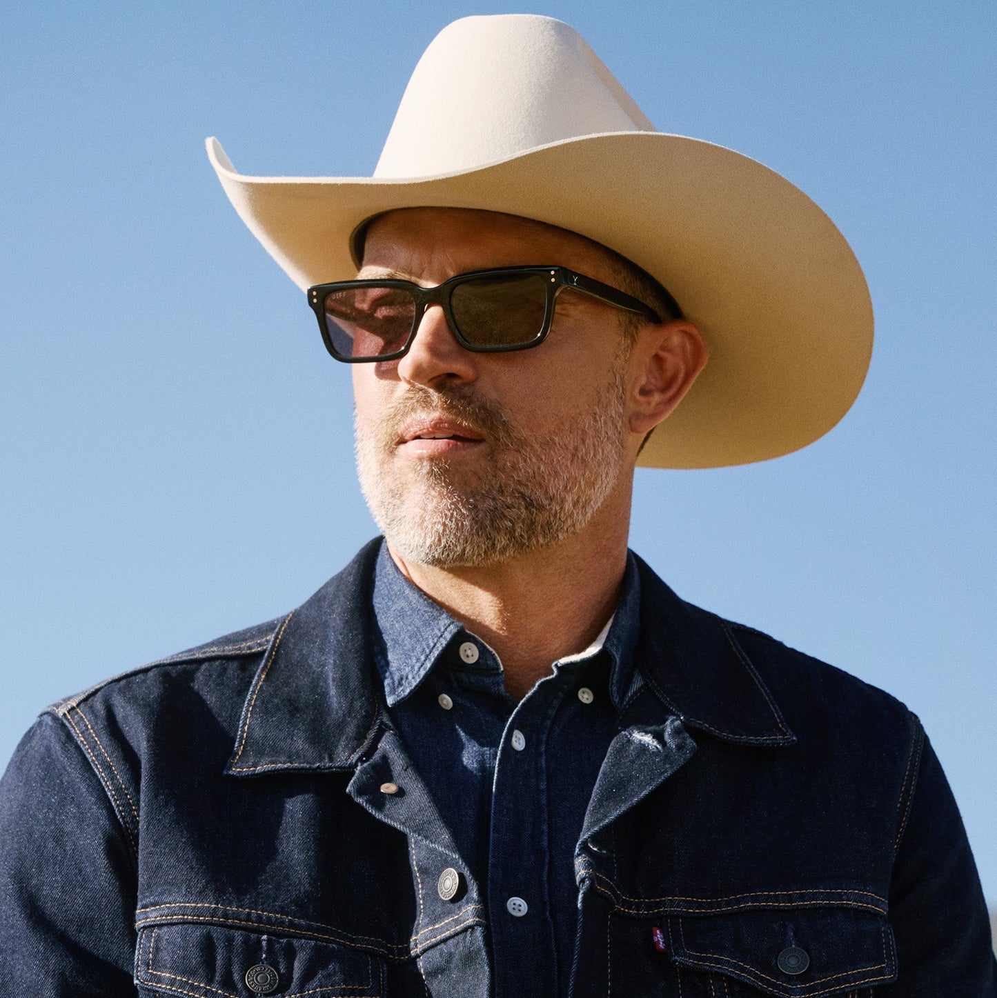 lifestyle - male wearing diff eyewear yellowstone john dutton sunglasses black & grey front view