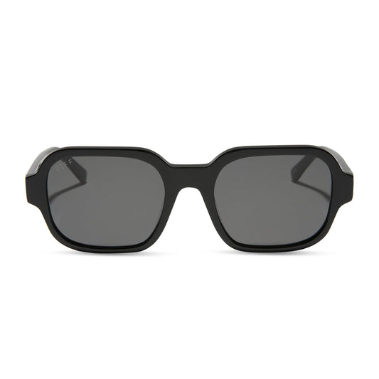 aspyn ovard x diff eyewear featuring the lola square sunglasses with a black frame and grey lenses front view