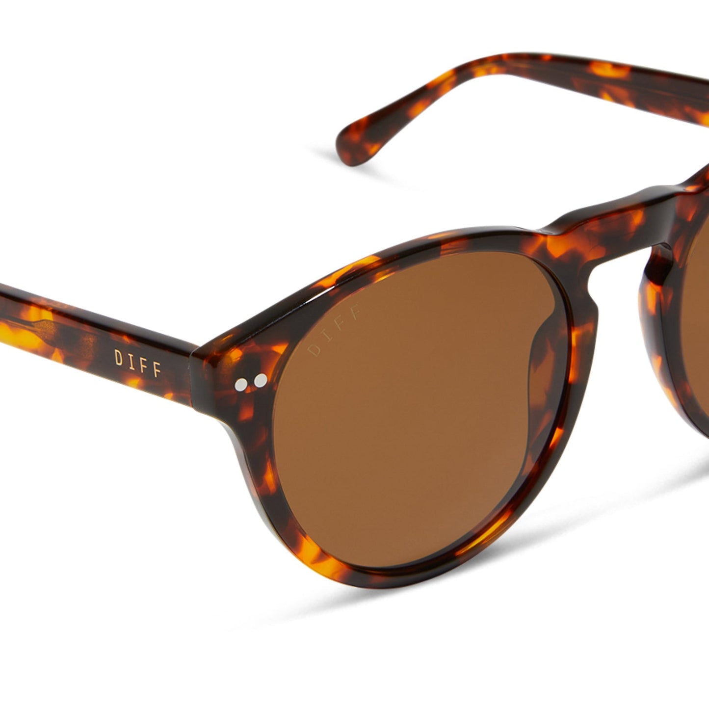 diff eyewear featuring the cody xl round sunglasses with a rich tortoise frame and brown polarized lenses detailed view