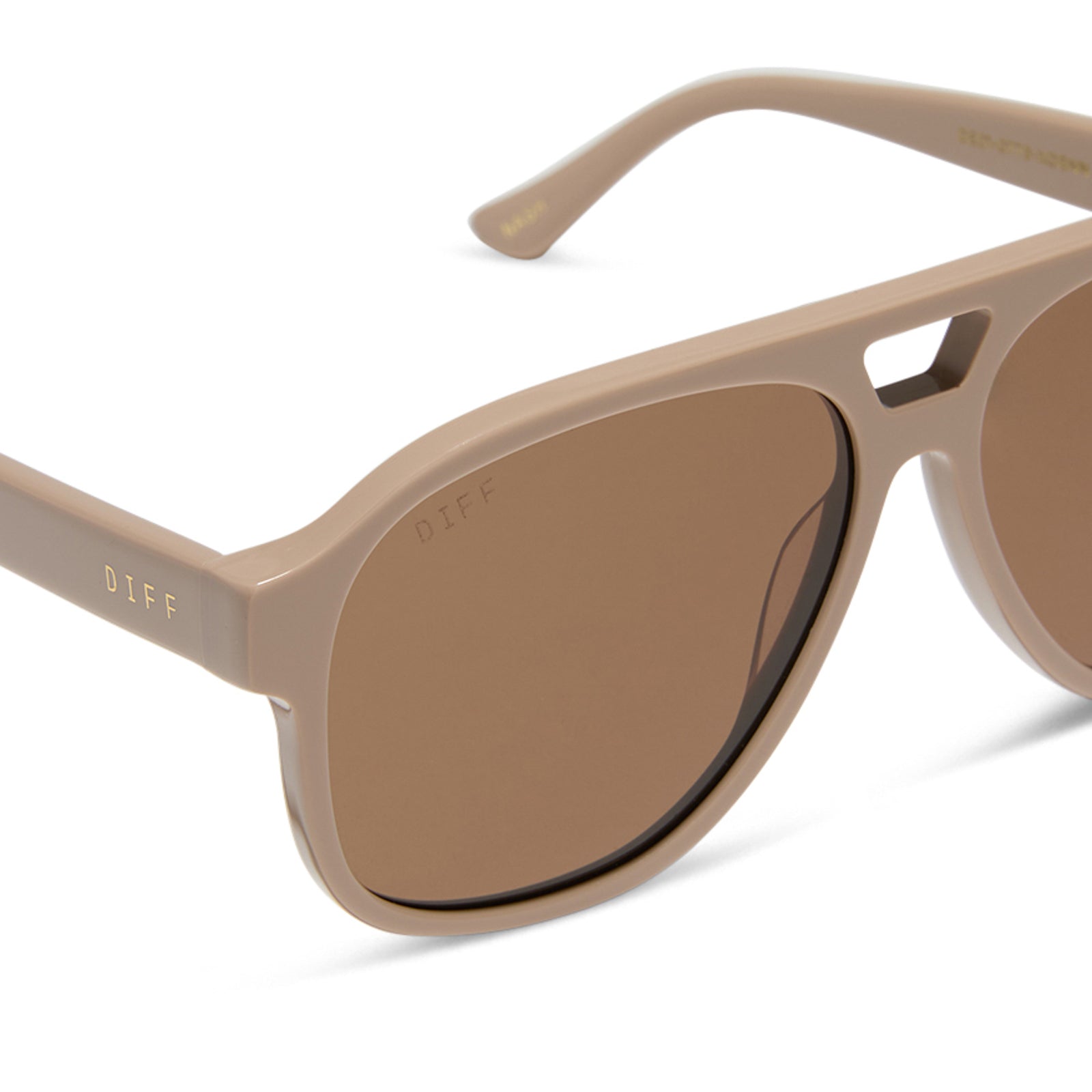 jessie james decker x diff eyewear featuring the nash navigator sunglasses with a almond brown frame and brown lenses detailed view